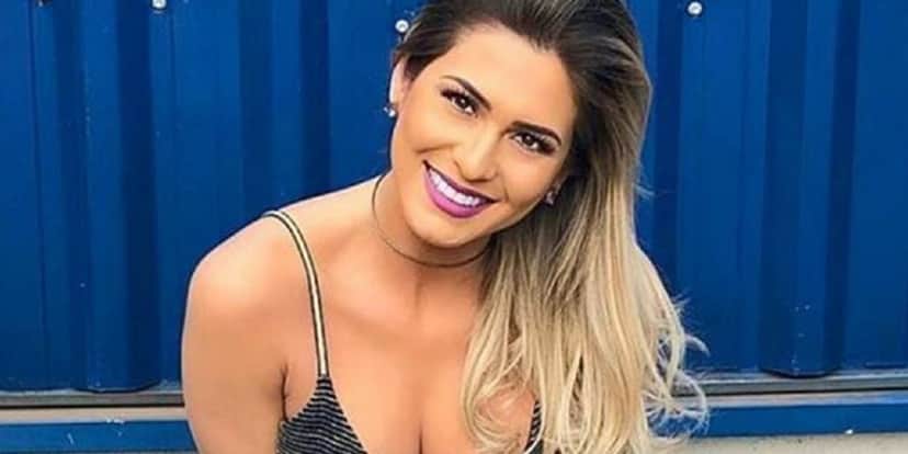 Lívia Andrade arranca sutiã, escandaliza de vestidinho com as pernas abertas e parte íntima explode pra fora Lívia Andrade arranca sutiã, escandaliza de vestidinho com as pernas abertas e parte íntima explode pra fora