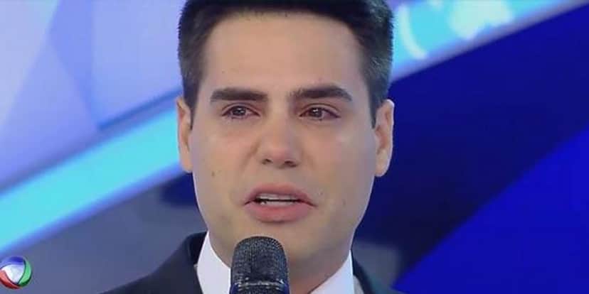 "Por que você é tão arrogante?", mulher vai pra cima de Luiz Bacci da Record e exige explicações "Por que você é tão arrogante?", mulher vai pra cima de Luiz Bacci da Record e exige explicações