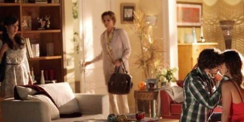 manu está em sala com eva na porta vendo rodrigo e ana se beijando na novela a vida da gente manu está em sala com eva na porta vendo rodrigo e ana se beijando na novela a vida da gente