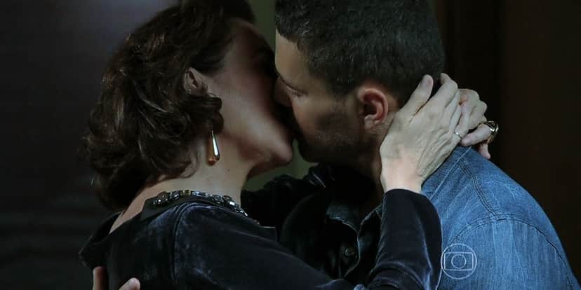 Maria Marta e Maurílio se beijam em cena da novela Império Maria Marta e Maurílio se beijam em cena da novela Império