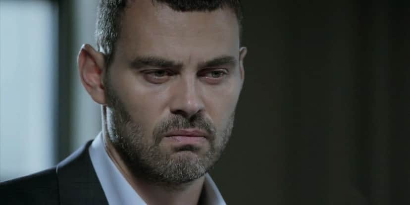 Maurílio em cena da novela Império com terno cinza e camisa branca Maurílio em cena da novela Império com terno cinza e camisa branca