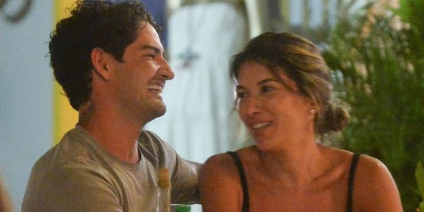 "Queria bater nele", Pato é detonado em canal aberto por famoso após forçar separação de Rebeca Abravanel "Queria bater nele", Pato é detonado em canal aberto por famoso após forçar separação de Rebeca Abravanel