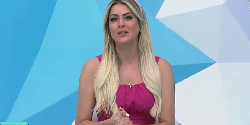 "Um facão", Renata Fan vê Jogo Aberto ser invadido às pressas e tragédia é anunciada na Band com morte brutal "Um facão", Renata Fan vê Jogo Aberto ser invadido às pressas e tragédia é anunciada na Band com morte brutal
