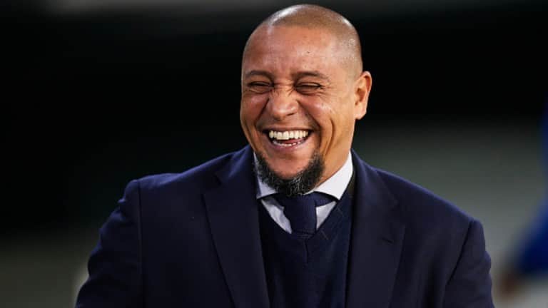 O jogador Roberto Carlos expos a jornalista O jogador Roberto Carlos expos a jornalista