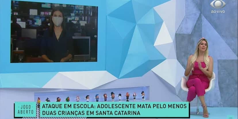 "Um facão", Renata Fan vê Jogo Aberto ser invadido às pressas e tragédia é anunciada na Band com morte brutal "Um facão", Renata Fan vê Jogo Aberto ser invadido às pressas e tragédia é anunciada na Band com morte brutal