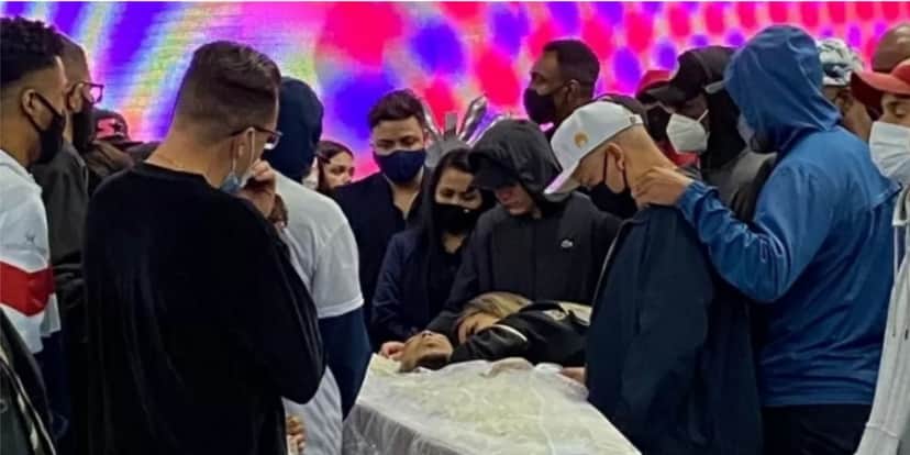 Mulher de Mc Kevin desmorona em cima do caixão, revela motivo de morte aos gritos e desaba: “Quantas mentiras” Mulher de Mc Kevin desmorona em cima do caixão, revela motivo de morte aos gritos e desaba: “Quantas mentiras”