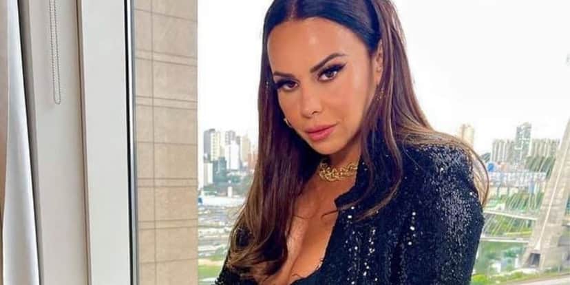 Viviane Araújo joga braços pra trás, arreganha pernas no limite e deixa parte dura saltando pra fora: "Delícia" Viviane Araújo joga braços pra trás, arreganha pernas no limite e deixa parte dura saltando pra fora: "Delícia"