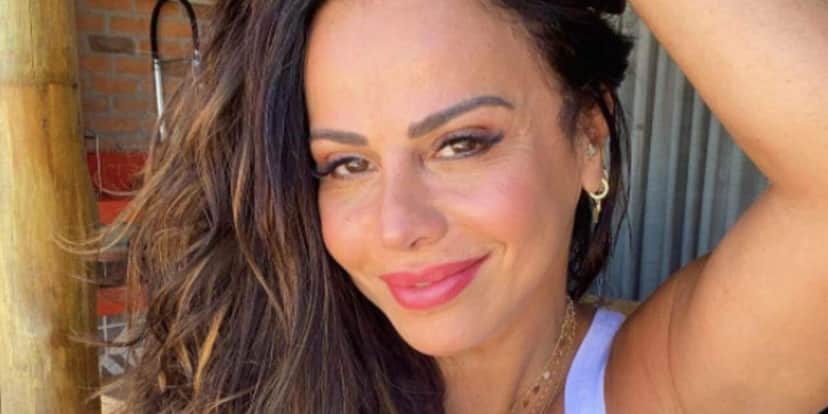 Viviane Araújo abre a roupa em vídeo, deixa melões explodindo pra fora e aperta parte íntima: "Que delícia" Viviane Araújo abre a roupa em vídeo, deixa melões explodindo pra fora e aperta parte íntima: "Que delícia"