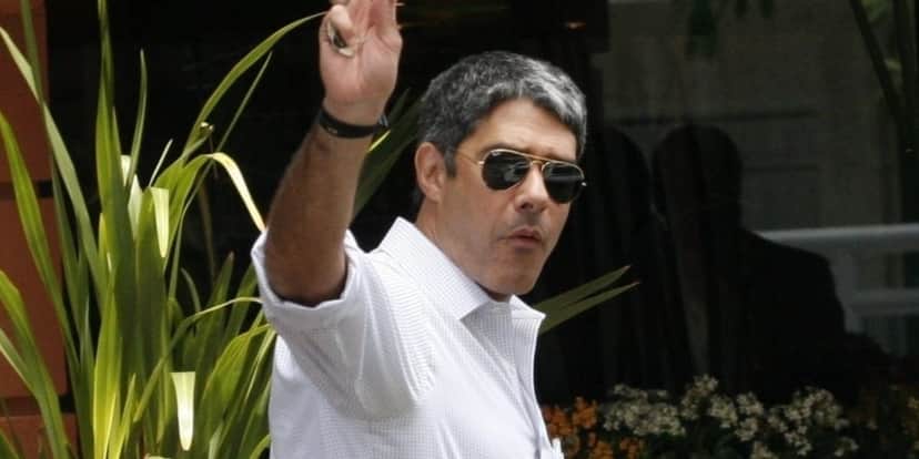 Após pedir para sair do JN, William Bonner é flagrado bebendo com mulher e confirma: "De um jeito diferente" Após pedir para sair do JN, William Bonner é flagrado bebendo com mulher e confirma: "De um jeito diferente"