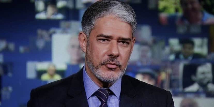 William Bonner aparece na bancada do Jornal Nacional com novo visual (Reprodução: Globo) William Bonner aparece na bancada do Jornal Nacional com novo visual (Reprodução: Globo)