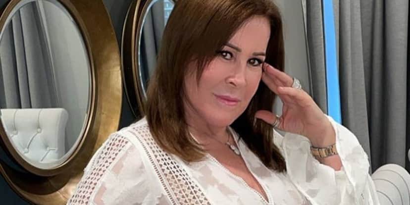 Zilu puxa saia pra cima aos 62, cruza as pernas e deixa parte grossa explodindo pra fora: "Deliciosa" Zilu puxa saia pra cima aos 62, cruza as pernas e deixa parte grossa explodindo pra fora: "Deliciosa"