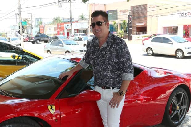 Marrone chegou de Ferrari em inauguração de restaurante (Foto: AgNews) Marrone chegou de Ferrari em inauguração de restaurante (Foto: AgNews)
