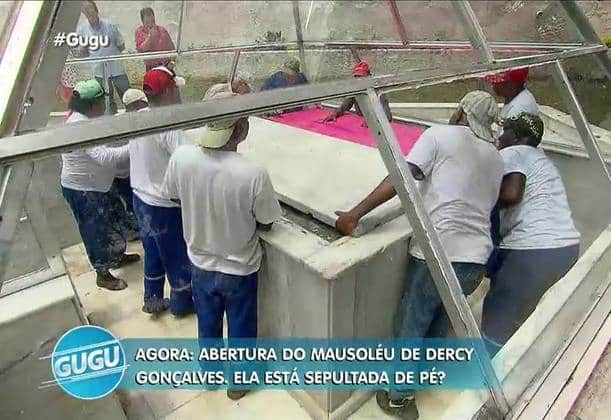 Túmulo (Foto: Reprodução/Record) Túmulo (Foto: Reprodução/Record)
