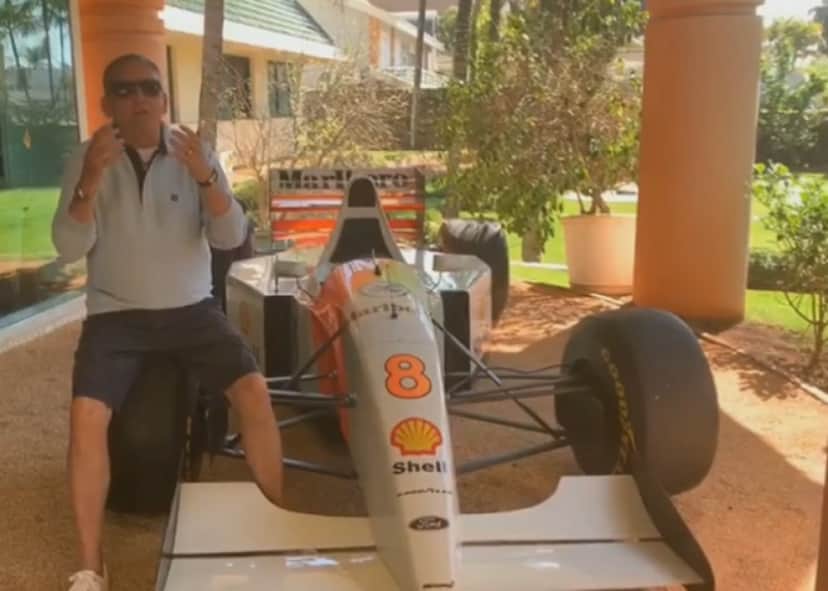 Galvão Bueno em réplica de carro de Ayrton Senna (Foto: Reprodução/Instagram) Galvão Bueno em réplica de carro de Ayrton Senna (Foto: Reprodução/Instagram)