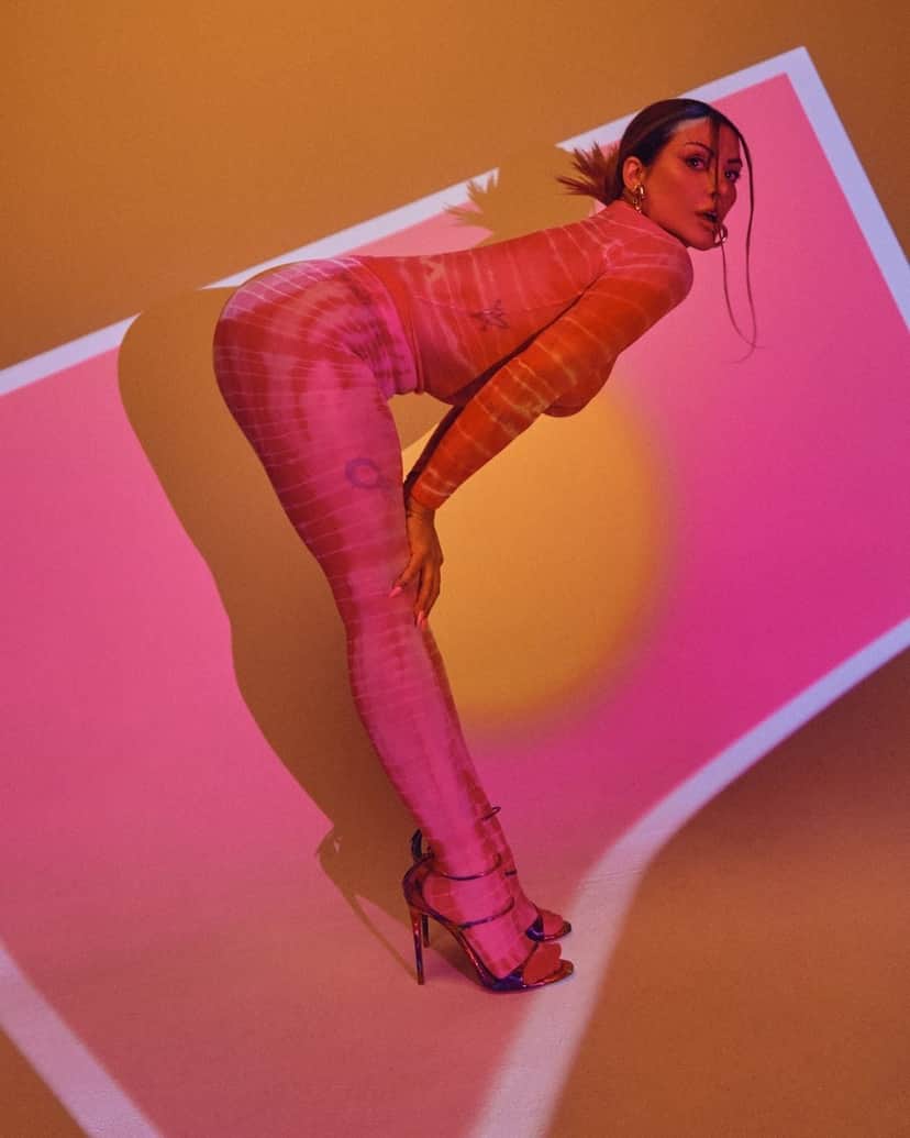 Cleo compartilha ensaio sexy nas redes sociais (Reprodução) Cleo compartilha ensaio sexy nas redes sociais (Reprodução)