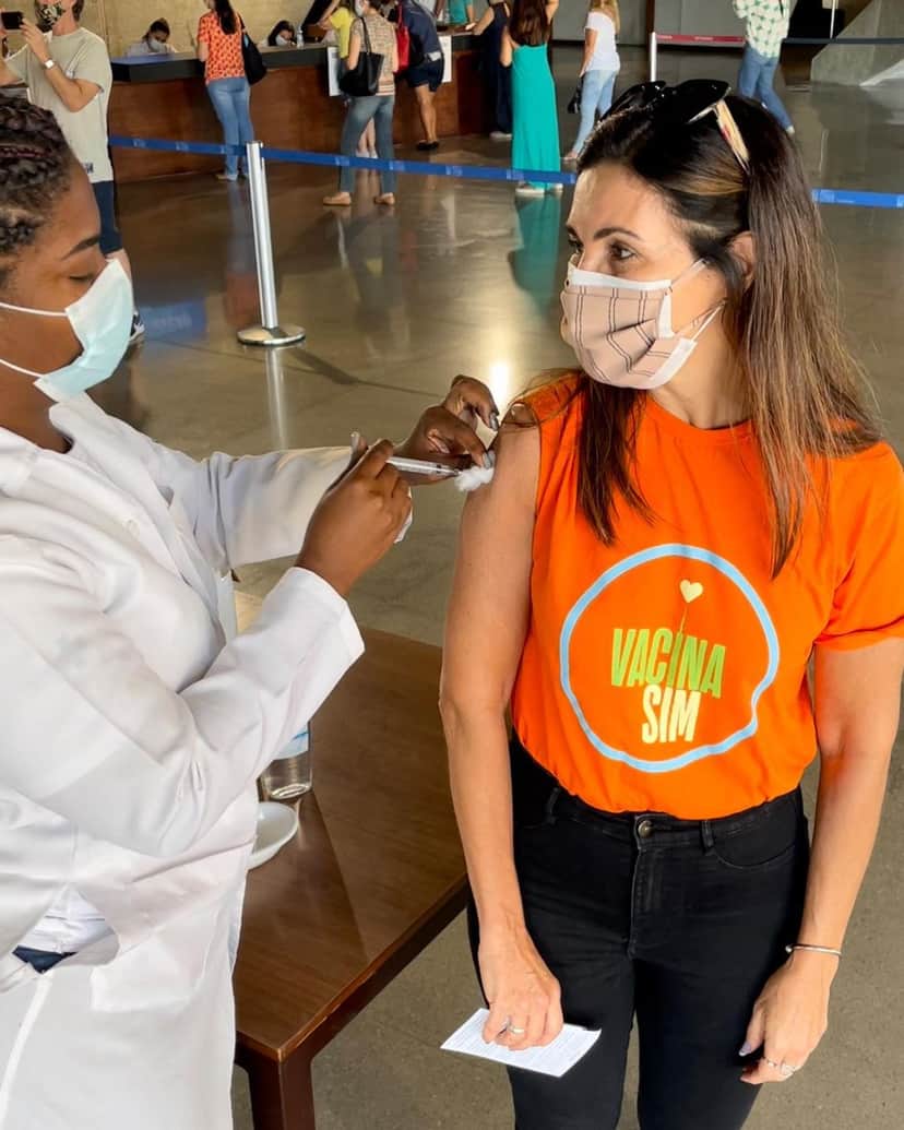 Fátima Bernardes toma vacina (Reprodução) Fátima Bernardes toma vacina (Reprodução)