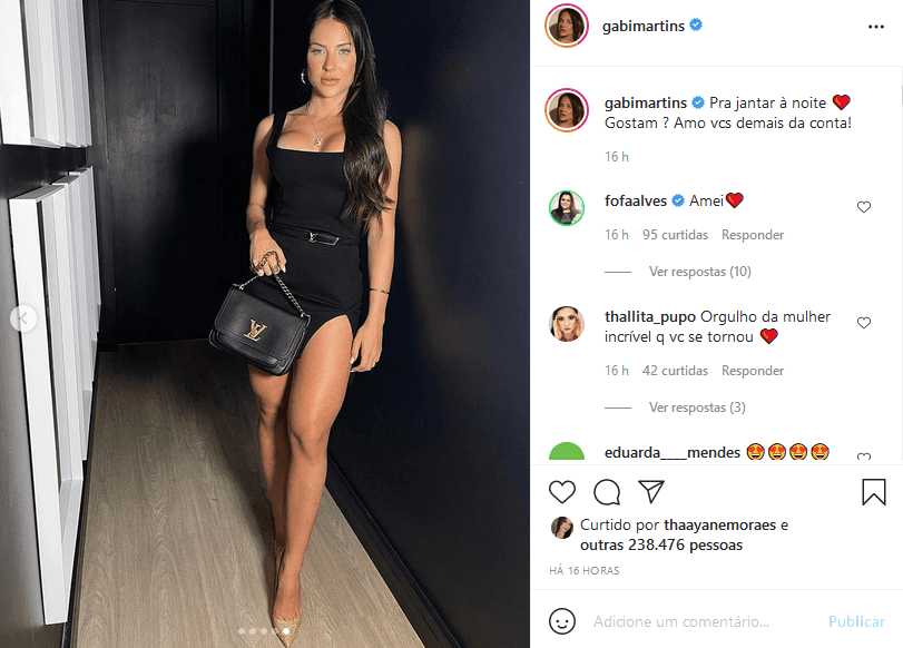 Gabi Martins surgiu com seios explodindo e com suas belas coxas vazando em decote do vestido (Imagem: Reprodução) Gabi Martins surgiu com seios explodindo e com suas belas coxas vazando em decote do vestido (Imagem: Reprodução)
