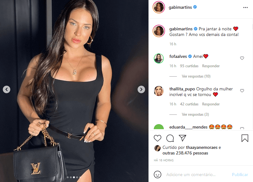 Gabi Martins surgiu com seios explodindo e com suas belas coxas vazando em decote do vestido (Imagem: Reprodução) Gabi Martins surgiu com seios explodindo e com suas belas coxas vazando em decote do vestido (Imagem: Reprodução)