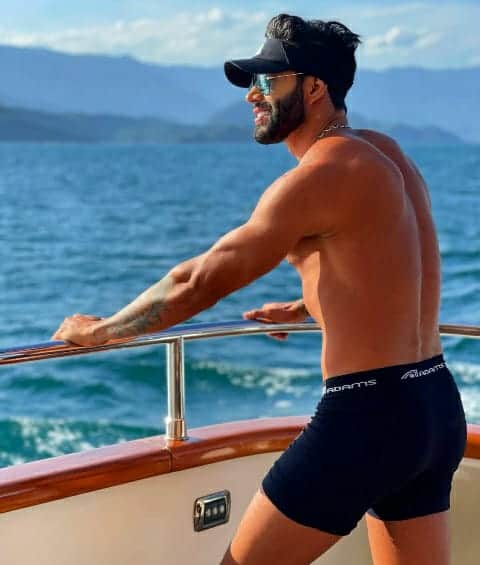 Gusttavo Lima chama atenção da ex, Andressa Suita, ao tirar a roupa em clique ousado Gusttavo Lima chama atenção da ex, Andressa Suita, ao tirar a roupa em clique ousado