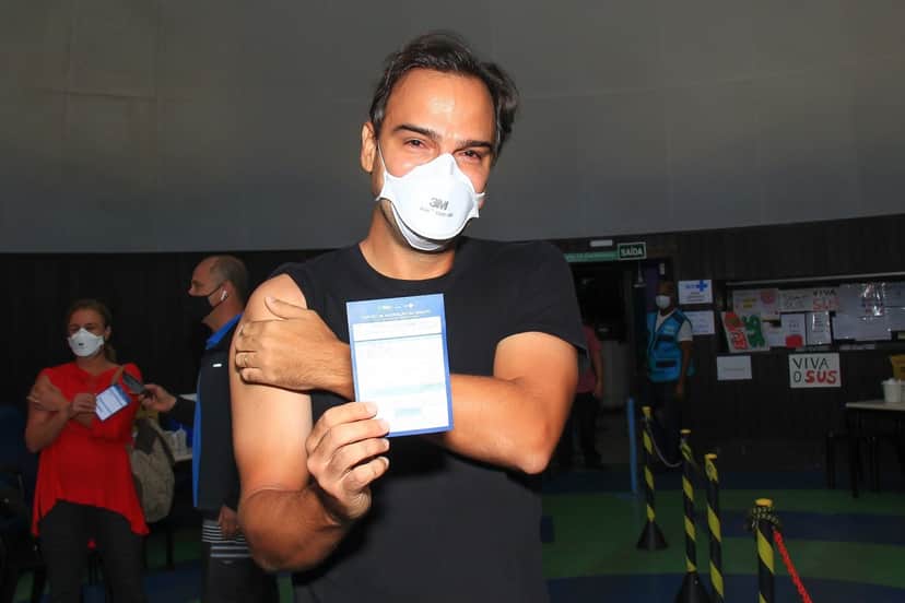 Tadeu Schmidt chora ao receber primeira dose da vacina contra a Covid-19 (Foto: Fabricio Pioyani/AgNews) Tadeu Schmidt chora ao receber primeira dose da vacina contra a Covid-19 (Foto: Fabricio Pioyani/AgNews)