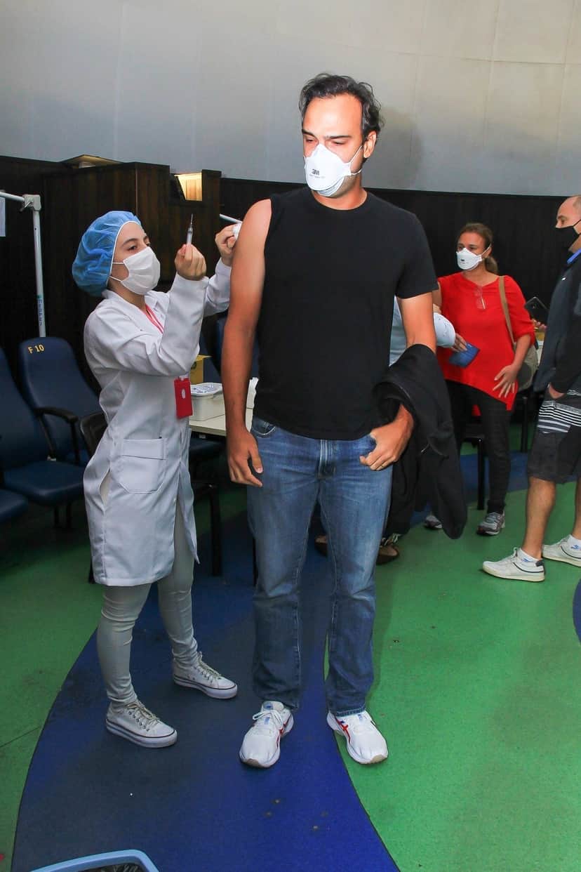 Tadeu Schmidt é flagrado com mulher tomando primeira dose da vacina contra a Covid-19 (Foto: Fabricio Pioyani/AgNews ) Tadeu Schmidt é flagrado com mulher tomando primeira dose da vacina contra a Covid-19 (Foto: Fabricio Pioyani/AgNews )