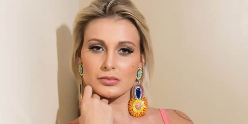 Andressa Urach arranca o sutiã e deixa seios de fora (Foto: Reprodução) Andressa Urach arranca o sutiã e deixa seios de fora (Foto: Reprodução)