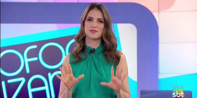 Chris Flores perde o chão com morte no SBT, tem flagra devastada atrás das câmeras e confirma: "Chorei muito" Chris Flores perde o chão com morte no SBT, tem flagra devastada atrás das câmeras e confirma: "Chorei muito"