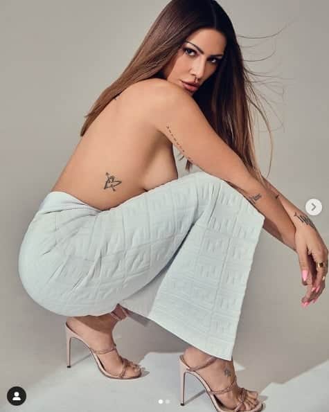 Cleo deixa seios à mostra e causa alvoroço nos fãs - Reprodução Cleo deixa seios à mostra e causa alvoroço nos fãs - Reprodução