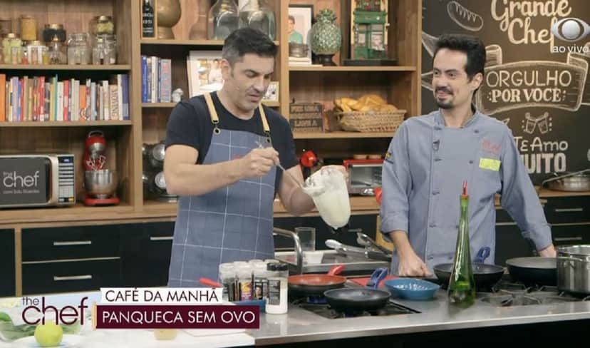 Edu Guedes no programa The Chef junto com assistente fazendo café da manhã (Reprodução) Edu Guedes no programa The Chef junto com assistente fazendo café da manhã (Reprodução)