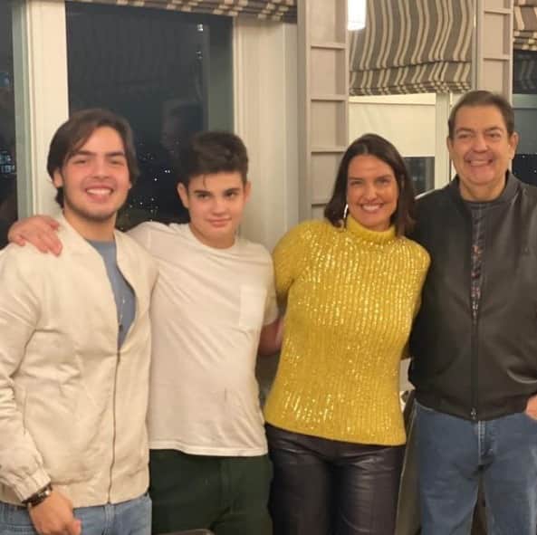 Faustào surge com aparência surpreendente ao lado da família, após tristes momentos - Reprodução Faustào surge com aparência surpreendente ao lado da família, após tristes momentos - Reprodução