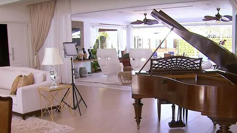 Parceiro de Marrone tem piano de causa e estúdio em casa (Foto: Reprodução/SBT) Parceiro de Marrone tem piano de causa e estúdio em casa (Foto: Reprodução/SBT)