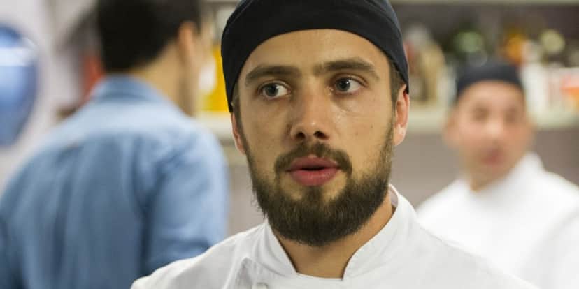 Vicente usa toca preta e avental branco em cena da novela Império Vicente usa toca preta e avental branco em cena da novela Império