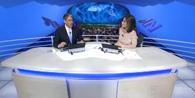 William Bonner e Renata Vasconcellos em cenário digital do "Jornal Nacional", em 2015 (Foto: Reprodução/TV Globo) William Bonner e Renata Vasconcellos em cenário digital do "Jornal Nacional", em 2015 (Foto: Reprodução/TV Globo)