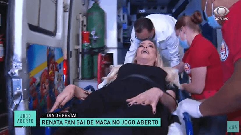 Renata Fan deixou o "Jogo Aberto" de ambulância no ano passado (Foto: Reprodução/Band) Renata Fan deixou o "Jogo Aberto" de ambulância no ano passado (Foto: Reprodução/Band)