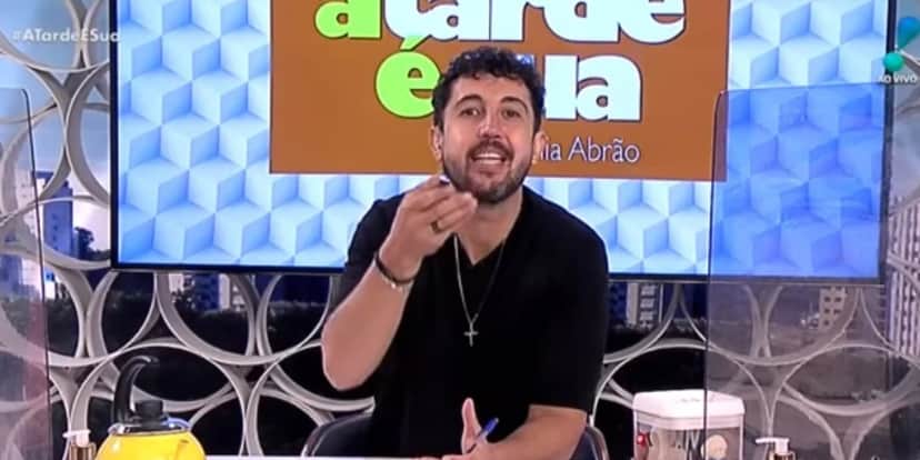 Colunista de Sonia Abrão deixa o A Tarde é Sua, é substituído na RedeTV! e apresentadora confirma notícia Colunista de Sonia Abrão deixa o A Tarde é Sua, é substituído na RedeTV! e apresentadora confirma notícia