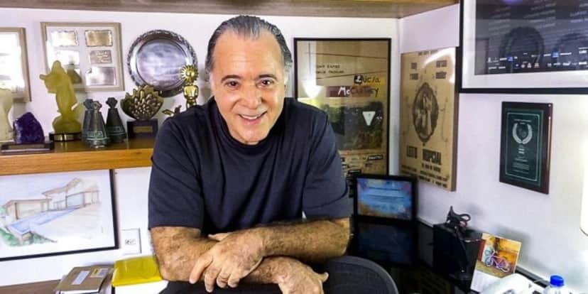 Tony Ramos no escritório de sua casa no Rio (Foto: Estevem Avellar/TV Globo/Divulgação) Tony Ramos no escritório de sua casa no Rio (Foto: Estevem Avellar/TV Globo/Divulgação)
