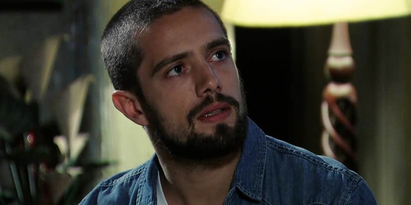 Vicente em cena da novela Império, cabelo raspado, com barba e jaqueta jeans Vicente em cena da novela Império, cabelo raspado, com barba e jaqueta jeans