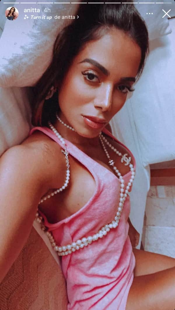 Anitta deitada na cama com seios expostos (Imagem: Reprodução) Anitta deitada na cama com seios expostos (Imagem: Reprodução)
