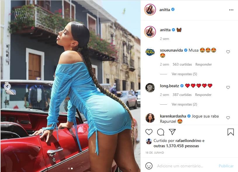 Anitta se apoiando em carro (Imagem: Reprodução) Anitta se apoiando em carro (Imagem: Reprodução)