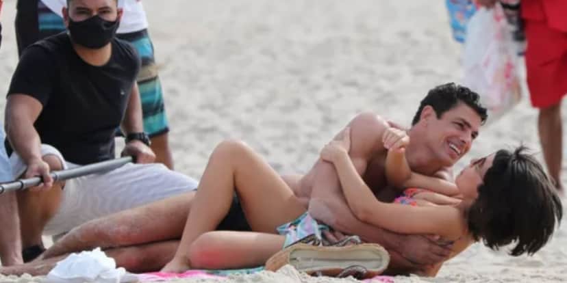 Casado, Cauã Reymond é flagrado em cena quente na praia (Reprodução) Casado, Cauã Reymond é flagrado em cena quente na praia (Reprodução)