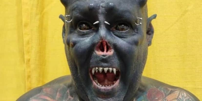 Caveira arrancou o nariz após tatuar 99% do seu corpo (Imagem: Reprodução) Caveira arrancou o nariz após tatuar 99% do seu corpo (Imagem: Reprodução)