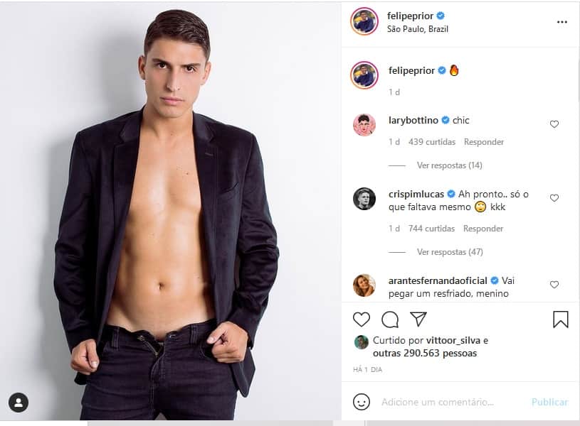 Felipe Prior surgiu com blazer e calça aberta, levando seguidores à loucura (Imagem: Reprodução) Felipe Prior surgiu com blazer e calça aberta, levando seguidores à loucura (Imagem: Reprodução)