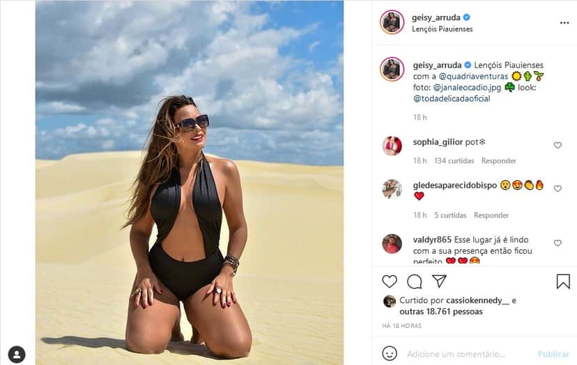 Geisy Arruda com seios escapados em maiô e ajoelhada na praia (Imagem: Reprodução) Geisy Arruda com seios escapados em maiô e ajoelhada na praia (Imagem: Reprodução)