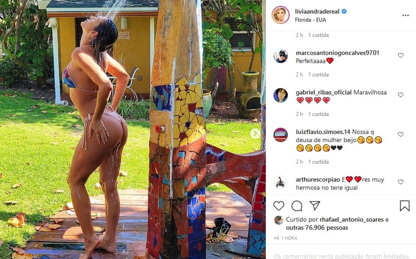 Lívia Andrade surgiu com calcinha atolada e o bumbum empinado em foto debaixo do chuveiro (Imagem: Reprodução) Lívia Andrade surgiu com calcinha atolada e o bumbum empinado em foto debaixo do chuveiro (Imagem: Reprodução)