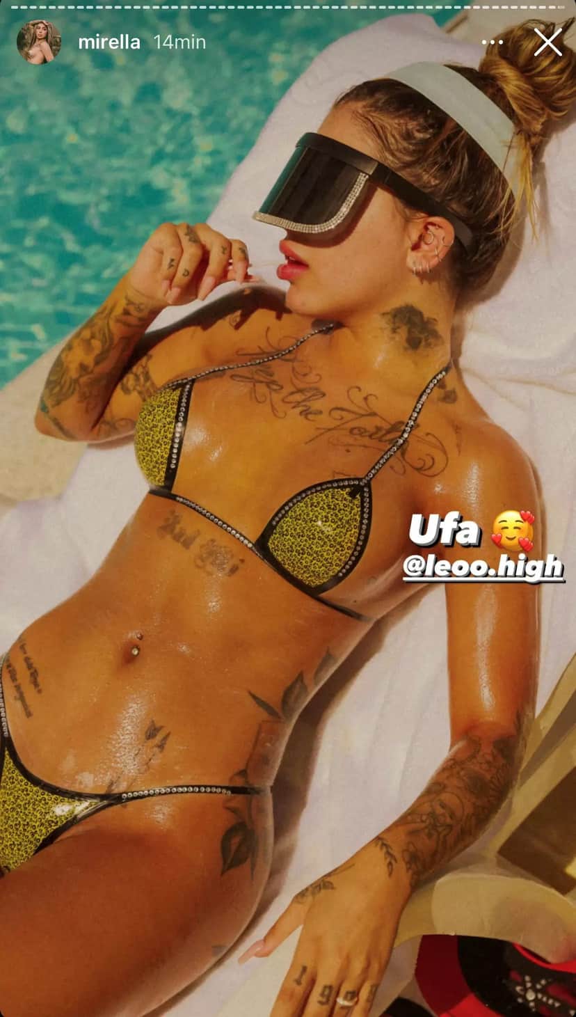 Mirella apareceu em foto chupando gostoso o pirulito e exibindo o seu corpo bronzeado (Imagem: Reprodução)
