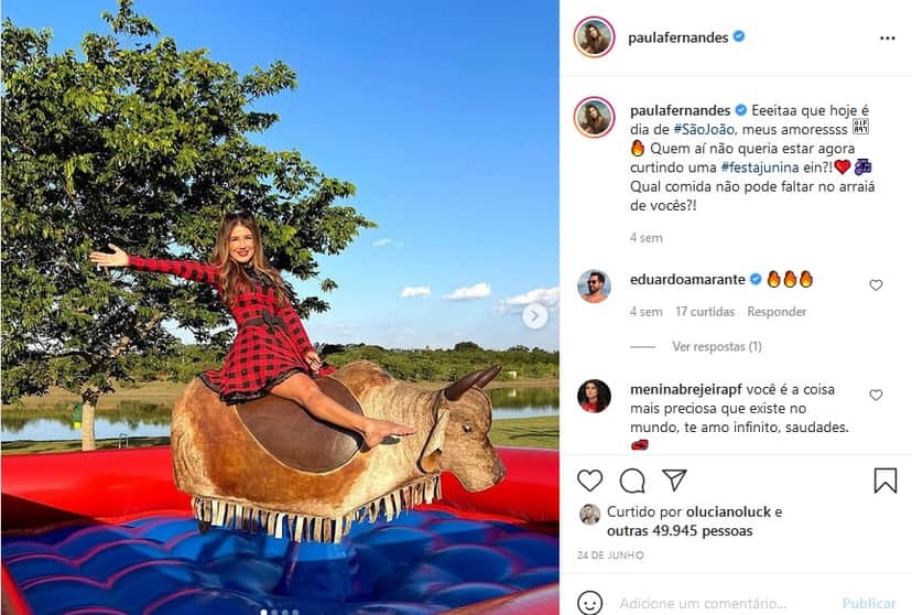 Paula Fernandes sentada com vontade em touro mecânico (Imagem: Reprodução) Paula Fernandes sentada com vontade em touro mecânico (Imagem: Reprodução)
