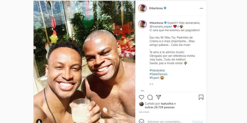 Thiaguinho surge sem roupa ao lado de bonitão e levanta suspeitas de sexualidade (Reprodução) Thiaguinho surge sem roupa ao lado de bonitão e levanta suspeitas de sexualidade (Reprodução)