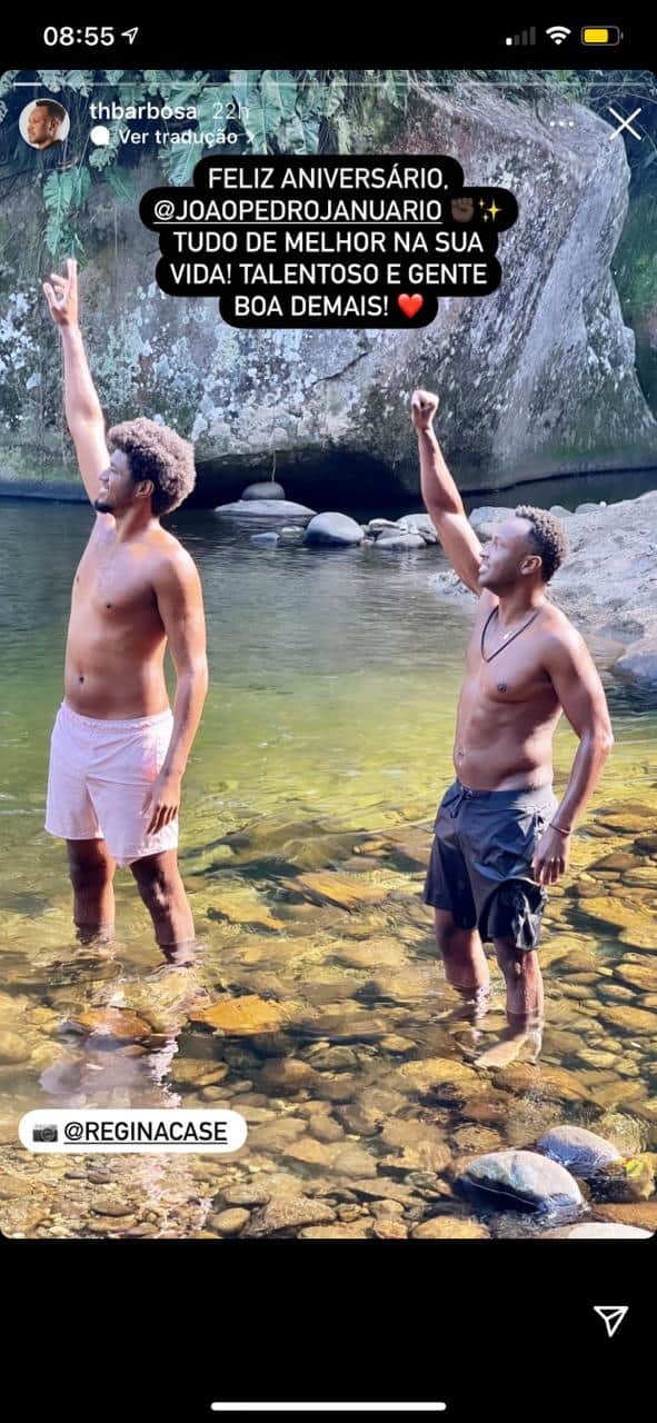 Thiaguinho surge ao lado de bonitão e exibe músculos em clique sem camisa (Reprodução) Thiaguinho surge ao lado de bonitão e exibe músculos em clique sem camisa (Reprodução)
