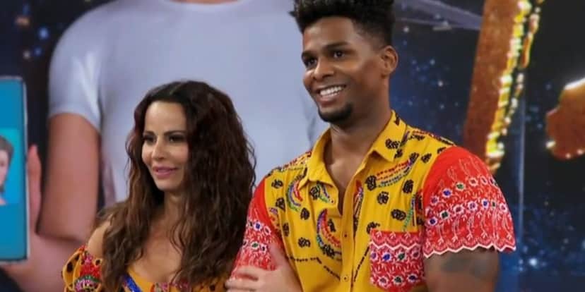 Viviane Araujo e Adeilton Ribeiro na Super Dança dos Famosos da Globo (Foto: Reprodução) Viviane Araujo e Adeilton Ribeiro na Super Dança dos Famosos da Globo (Foto: Reprodução)