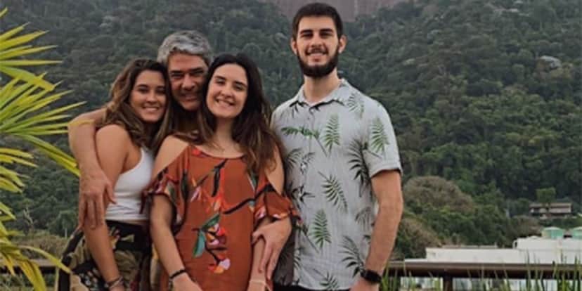 William Bonner e os filhos: Beatriz, Laura e Vinícius (Foto: Reprodução/Instagram) William Bonner e os filhos: Beatriz, Laura e Vinícius (Foto: Reprodução/Instagram)